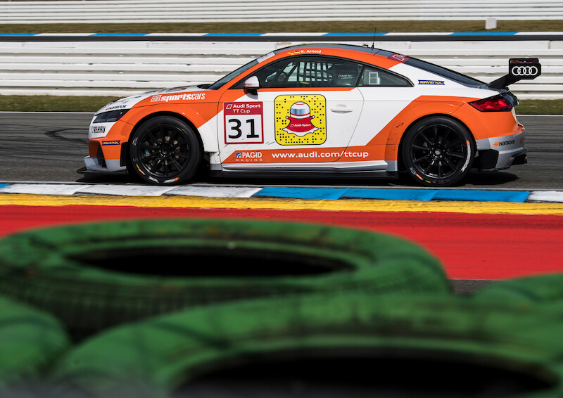 Philip Ellis zwycięża w obu wyścigach pucharu Audi Sport TT Cup