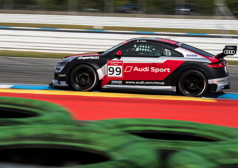 Philip Ellis zwycięża w obu wyścigach pucharu Audi Sport TT Cup