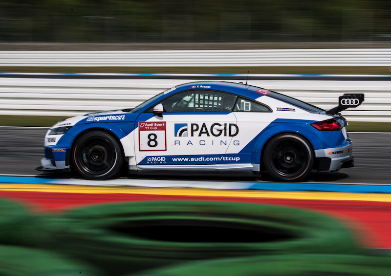 Philip Ellis zwycięża w obu wyścigach pucharu Audi Sport TT Cup