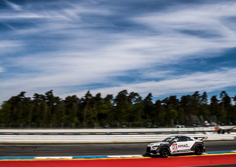 Philip Ellis zwycięża w obu wyścigach pucharu Audi Sport TT Cup