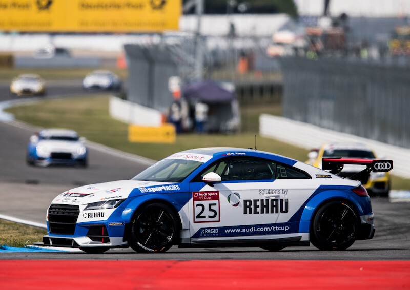 Philip Ellis zwycięża w obu wyścigach pucharu Audi Sport TT Cup