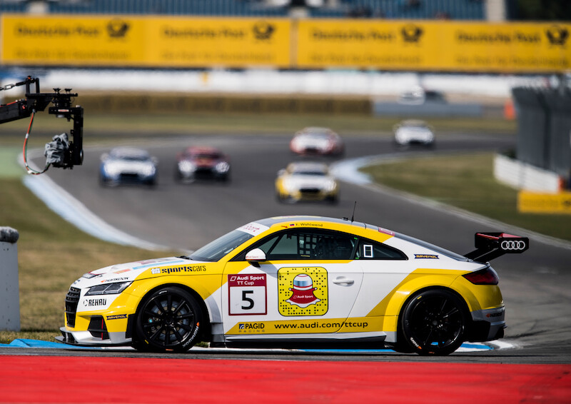 Philip Ellis zwycięża w obu wyścigach pucharu Audi Sport TT Cup