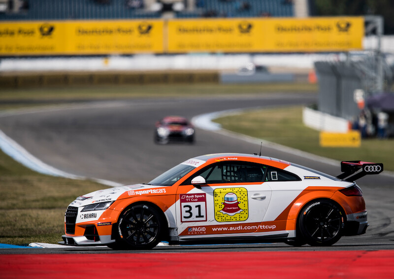 Philip Ellis zwycięża w obu wyścigach pucharu Audi Sport TT Cup
