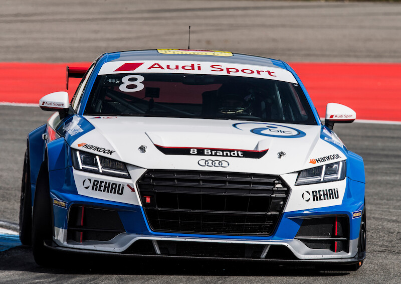 Philip Ellis zwycięża w obu wyścigach pucharu Audi Sport TT Cup