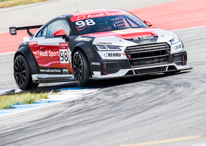 Philip Ellis zwycięża w obu wyścigach pucharu Audi Sport TT Cup