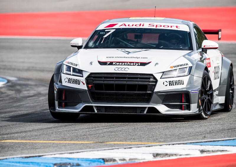 Philip Ellis zwycięża w obu wyścigach pucharu Audi Sport TT Cup