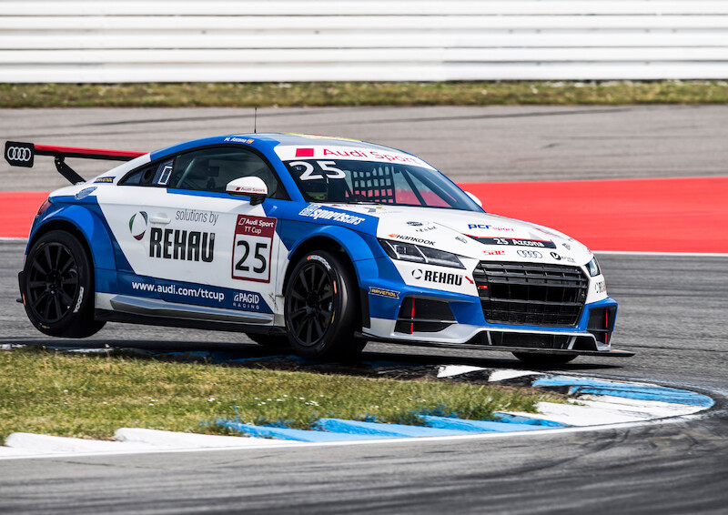 Philip Ellis zwycięża w obu wyścigach pucharu Audi Sport TT Cup