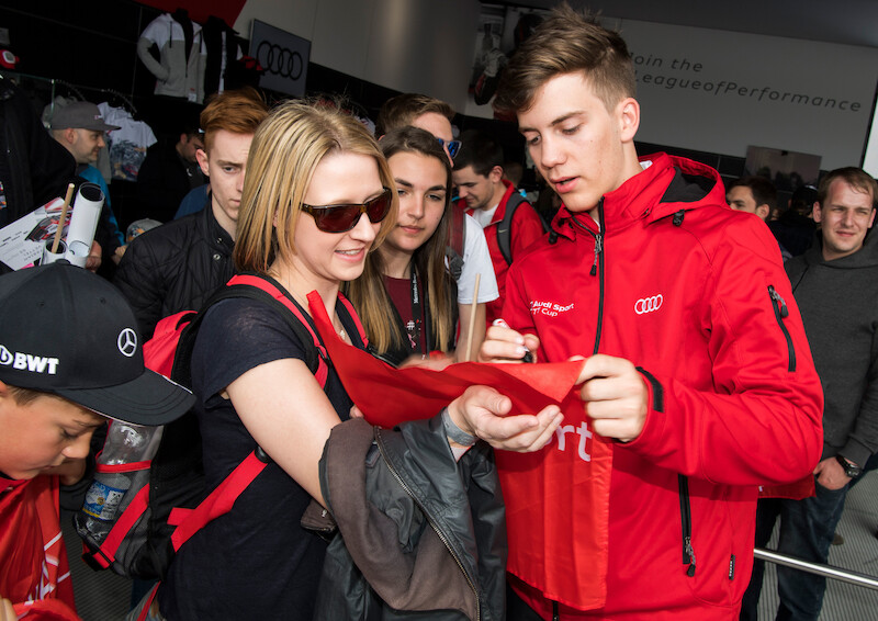 Philip Ellis zwycięża w obu wyścigach pucharu Audi Sport TT Cup