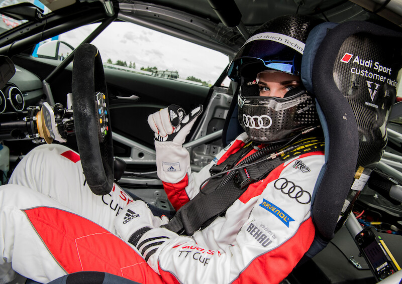 Philip Ellis zwycięża w obu wyścigach pucharu Audi Sport TT Cup