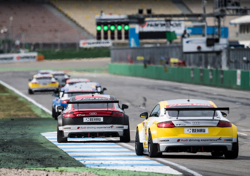 Philip Ellis zwycięża w obu wyścigach pucharu Audi Sport TT Cup