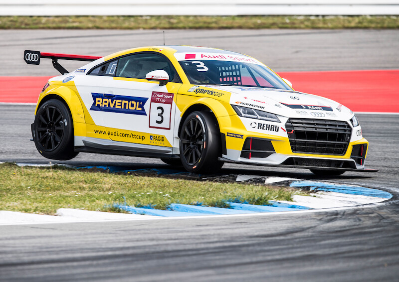 Philip Ellis zwycięża w obu wyścigach pucharu Audi Sport TT Cup