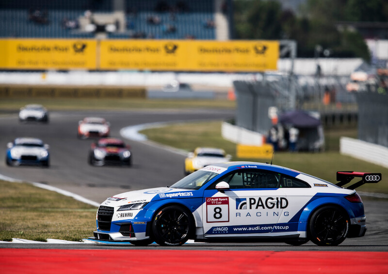 Philip Ellis zwycięża w obu wyścigach pucharu Audi Sport TT Cup