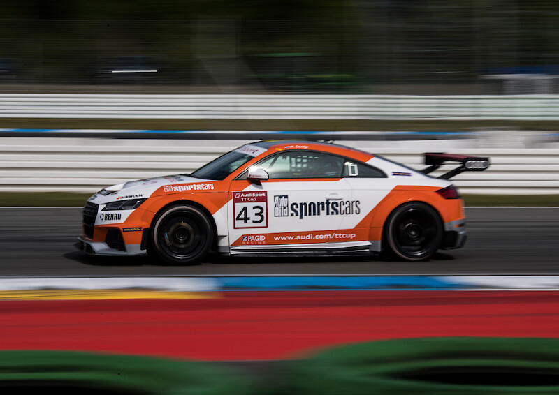 Philip Ellis zwycięża w obu wyścigach pucharu Audi Sport TT Cup