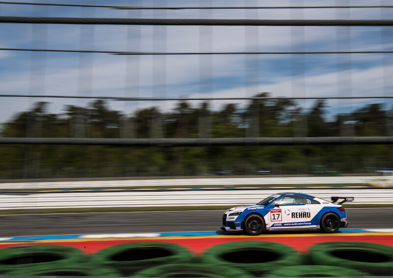 Philip Ellis zwycięża w obu wyścigach pucharu Audi Sport TT Cup