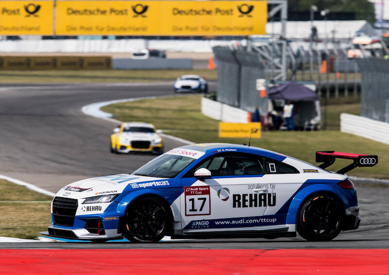 Philip Ellis zwycięża w obu wyścigach pucharu Audi Sport TT Cup