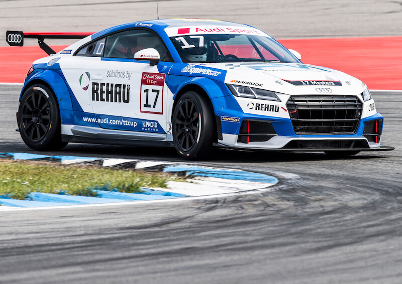 Philip Ellis zwycięża w obu wyścigach pucharu Audi Sport TT Cup