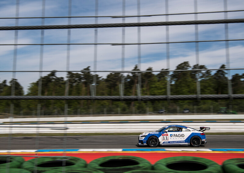 Philip Ellis zwycięża w obu wyścigach pucharu Audi Sport TT Cup