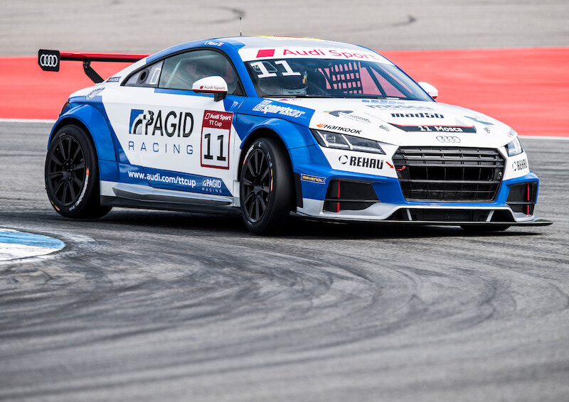 Philip Ellis zwycięża w obu wyścigach pucharu Audi Sport TT Cup