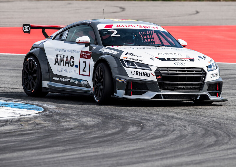Philip Ellis zwycięża w obu wyścigach pucharu Audi Sport TT Cup