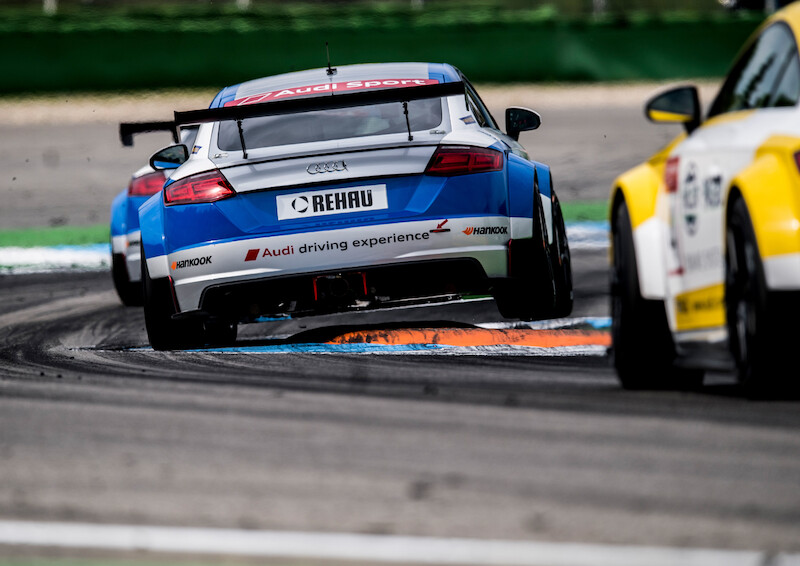 Philip Ellis zwycięża w obu wyścigach pucharu Audi Sport TT Cup