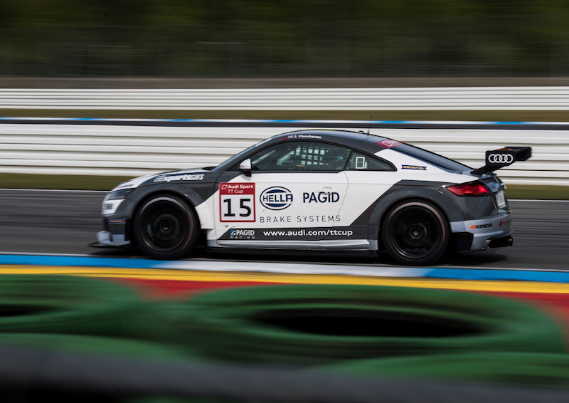 Philip Ellis zwycięża w obu wyścigach pucharu Audi Sport TT Cup