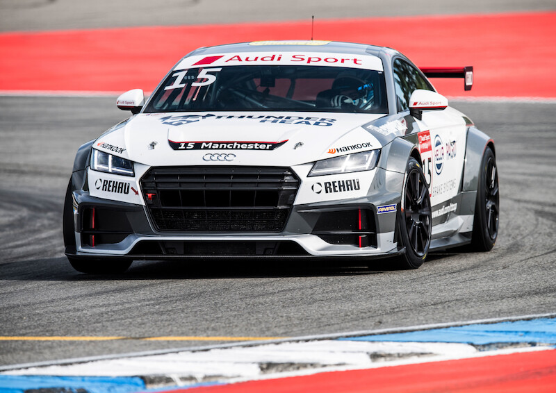 Philip Ellis zwycięża w obu wyścigach pucharu Audi Sport TT Cup