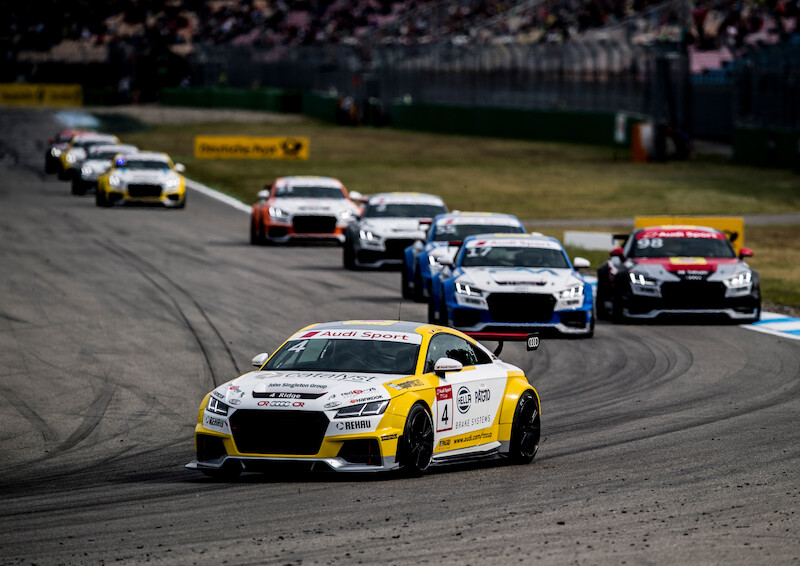 Philip Ellis zwycięża w obu wyścigach pucharu Audi Sport TT Cup