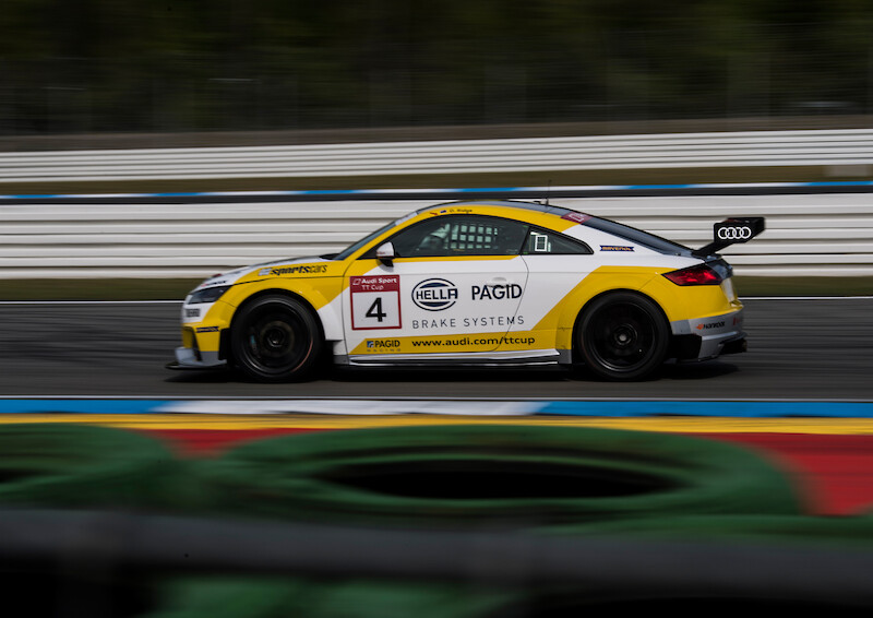 Philip Ellis zwycięża w obu wyścigach pucharu Audi Sport TT Cup