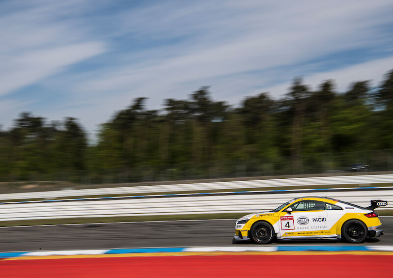 Philip Ellis zwycięża w obu wyścigach pucharu Audi Sport TT Cup
