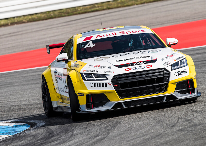 Philip Ellis zwycięża w obu wyścigach pucharu Audi Sport TT Cup