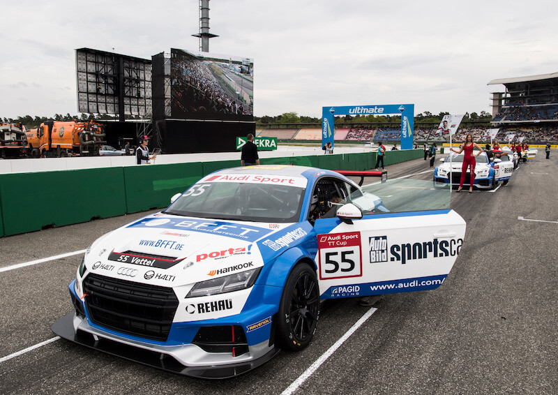 Philip Ellis zwycięża w obu wyścigach pucharu Audi Sport TT Cup