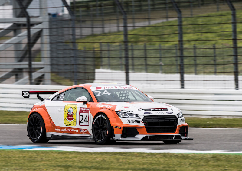 Philip Ellis zwycięża w obu wyścigach pucharu Audi Sport TT Cup