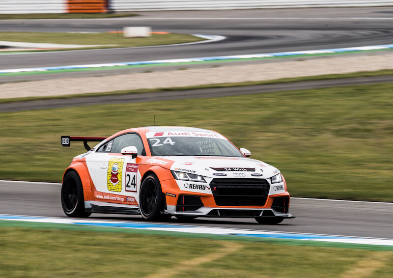 Philip Ellis zwycięża w obu wyścigach pucharu Audi Sport TT Cup