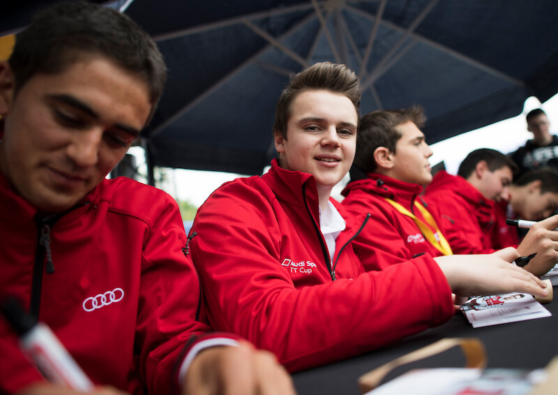 Philip Ellis zwycięża w obu wyścigach pucharu Audi Sport TT Cup