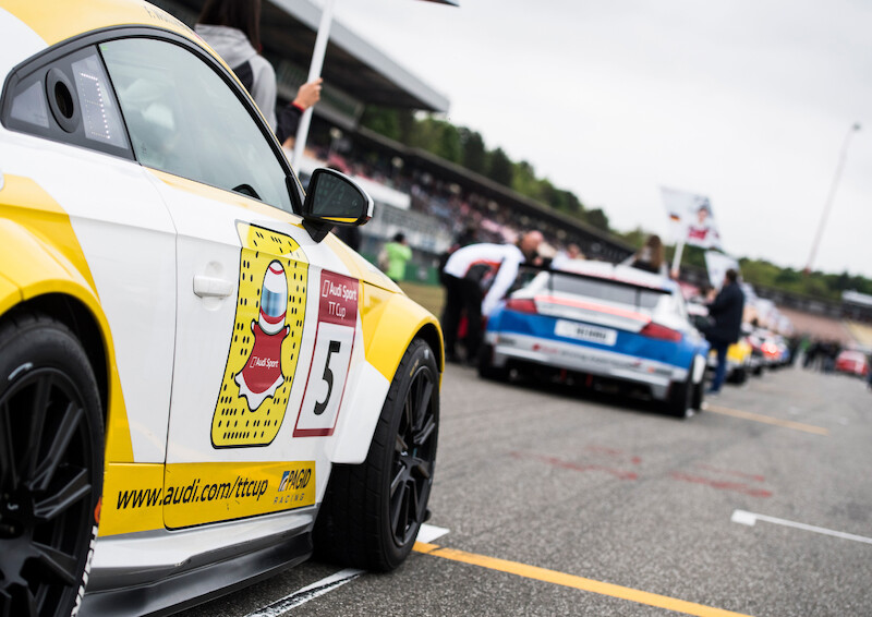 Philip Ellis zwycięża w obu wyścigach pucharu Audi Sport TT Cup