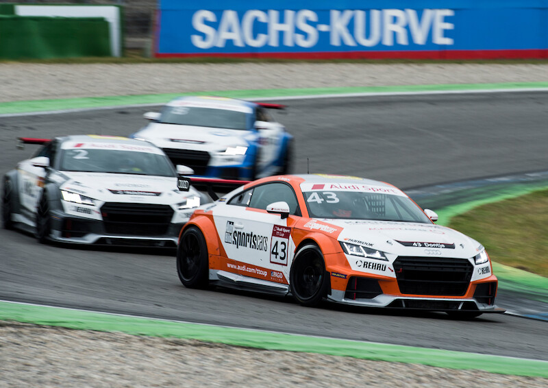 Philip Ellis zwycięża w obu wyścigach pucharu Audi Sport TT Cup