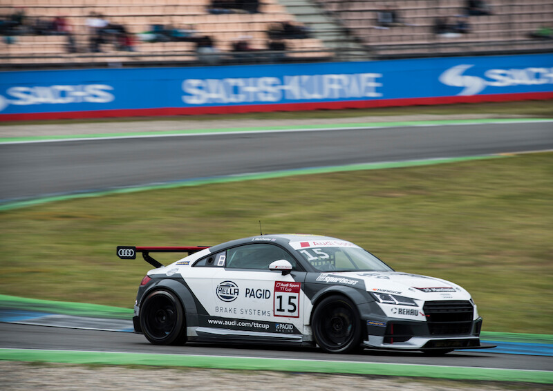 Philip Ellis zwycięża w obu wyścigach pucharu Audi Sport TT Cup