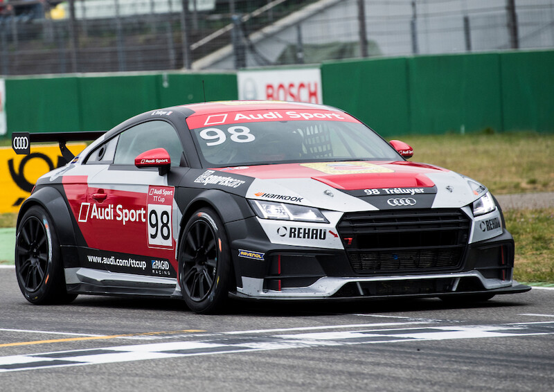 Philip Ellis zwycięża w obu wyścigach pucharu Audi Sport TT Cup