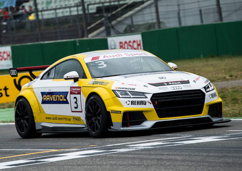 Philip Ellis zwycięża w obu wyścigach pucharu Audi Sport TT Cup