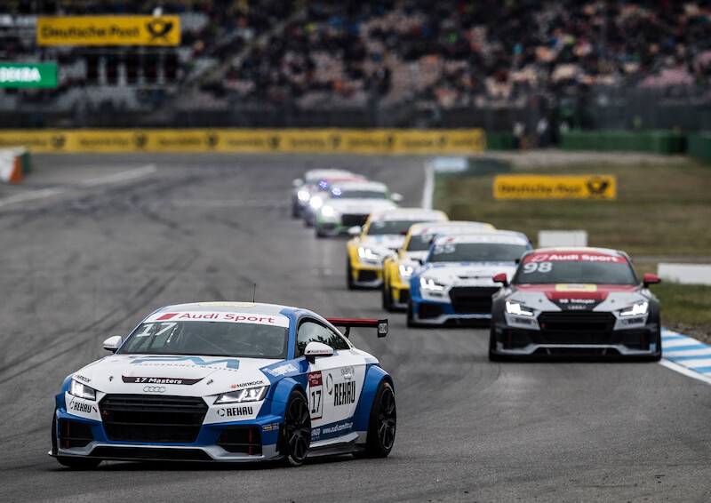 Philip Ellis zwycięża w obu wyścigach pucharu Audi Sport TT Cup
