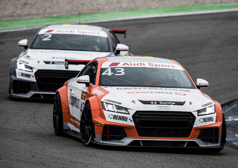 Philip Ellis zwycięża w obu wyścigach pucharu Audi Sport TT Cup