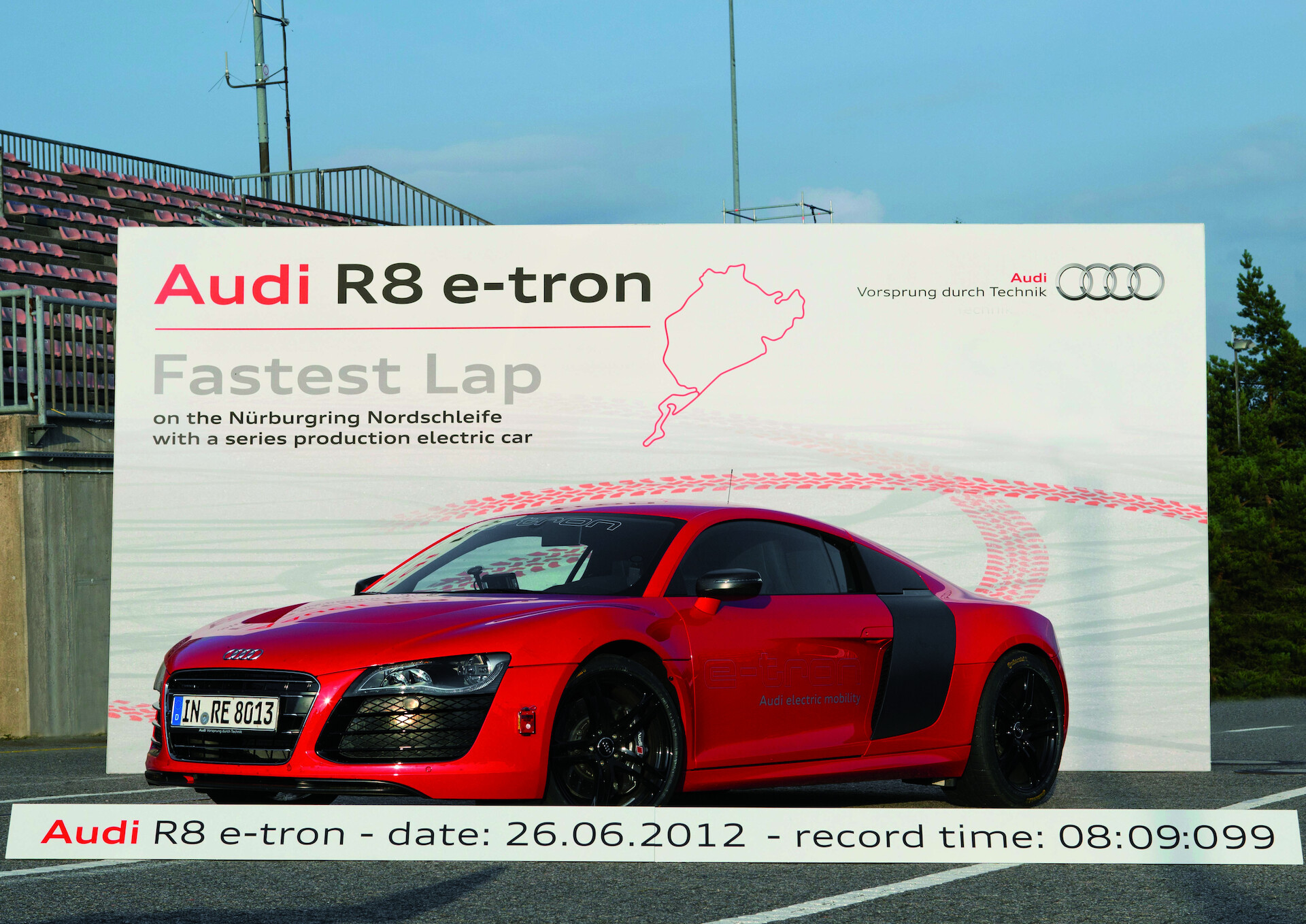 Audi R8 e-tron ustanawia rekord świata: 
w 8:09,099 minuty wokół toru Nürburgring