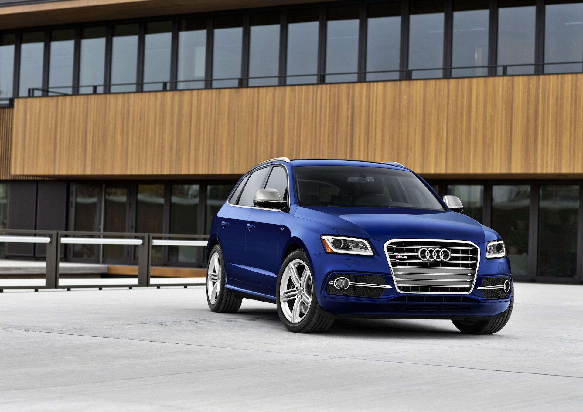 Premiera Audi SQ5 z silnikiem benzynowym: dynamika i moc 354 KM