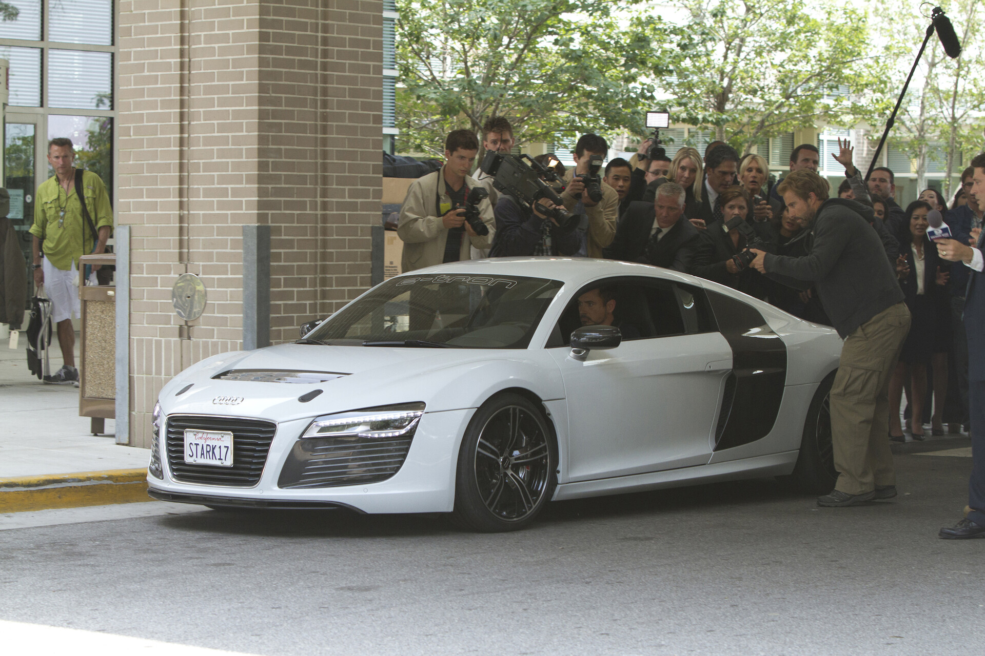 Iron Man jeździ Audi R8 e-tron