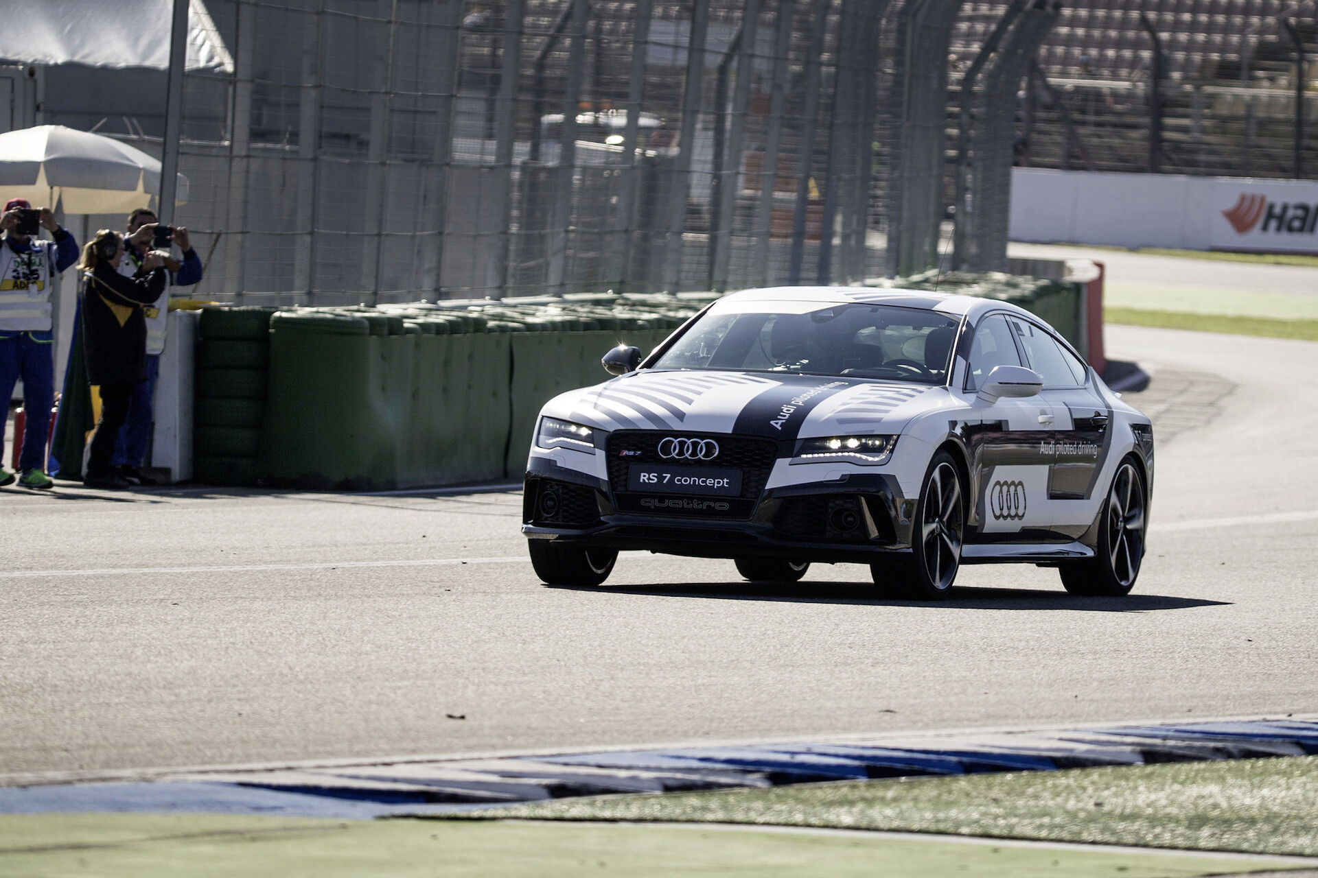 Próba zakończona pozytywnie: Audi RS 7 piloted driving concept, w wyznaczonych granicach pojechało bez kierowcy