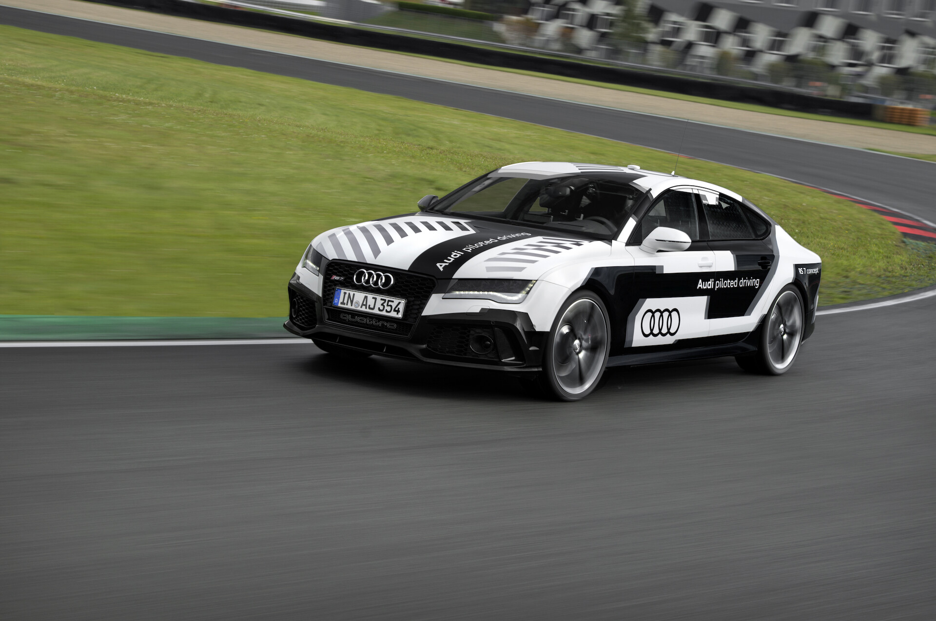 Sportowe Audi z systemem autonomicznej jazdy ponownie na torze