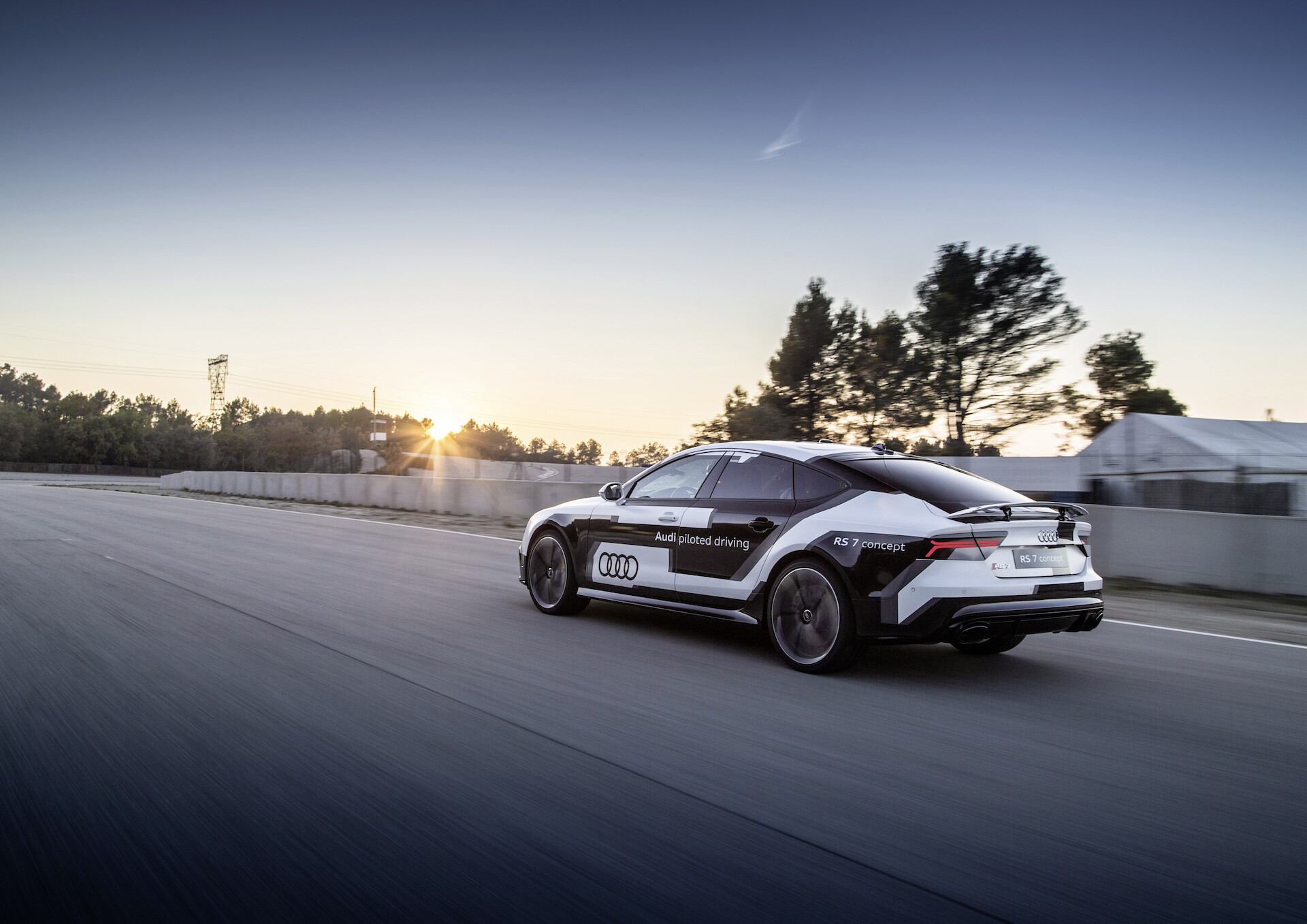 Audi RS 7 piloted driving concept bije rekord autonomicznej jazdy na hiszpańskim torze wyścigowym
