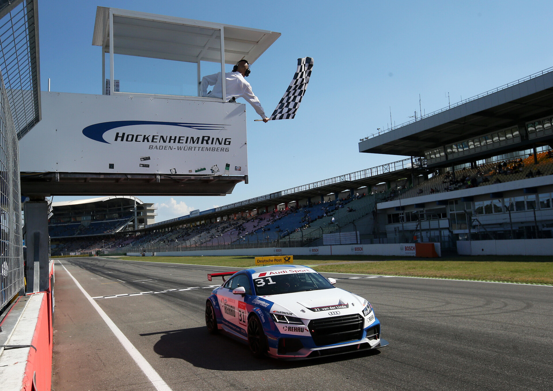 Sheldon van der Linde dominował w inauguracyjnym wyścigu sezonu Audi Sport TT Cup