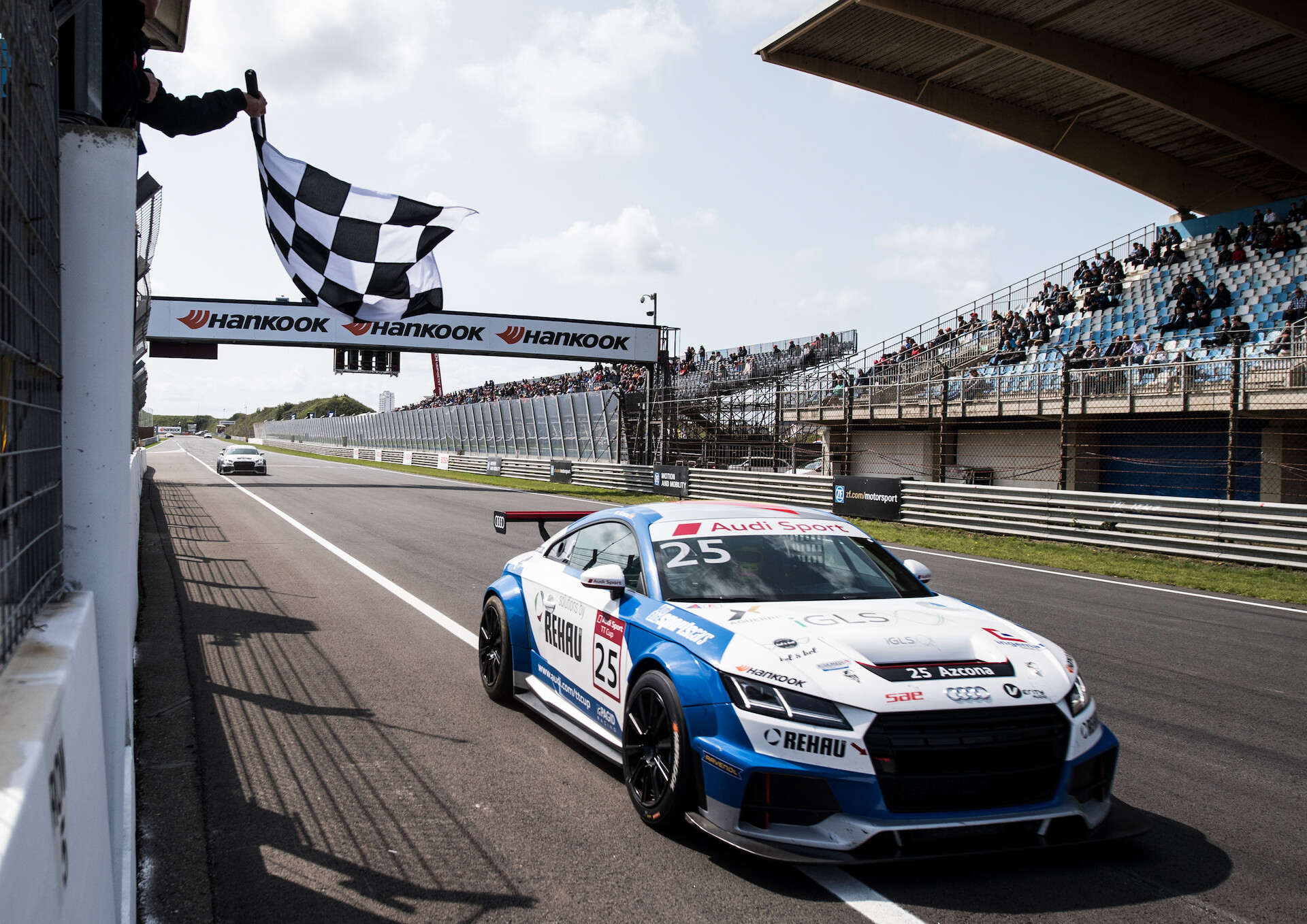 Philip Ellis i Mikel Azcona podzielili się zwycięstwami w pucharze Audi Sport TT Cup w Zandvoort