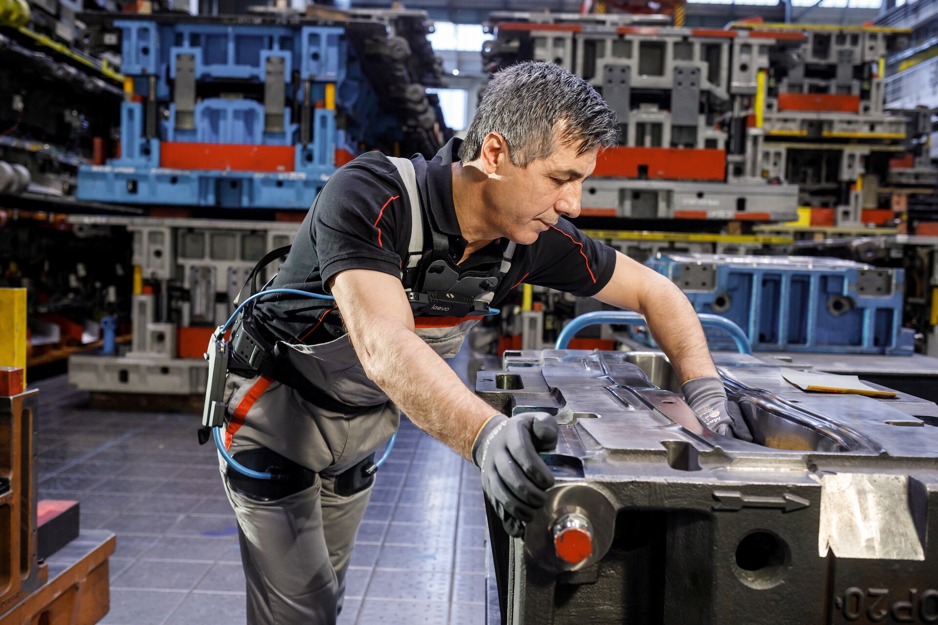 Linie produkcyjne Audi: praca w egzoszkielecie pomaga uniknąć bólu pleców